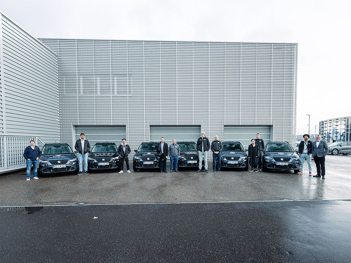 Gruppenbild der EPG Baskets mit ihren SEAT Fahrzeugen vor der Löhr & Becker AG