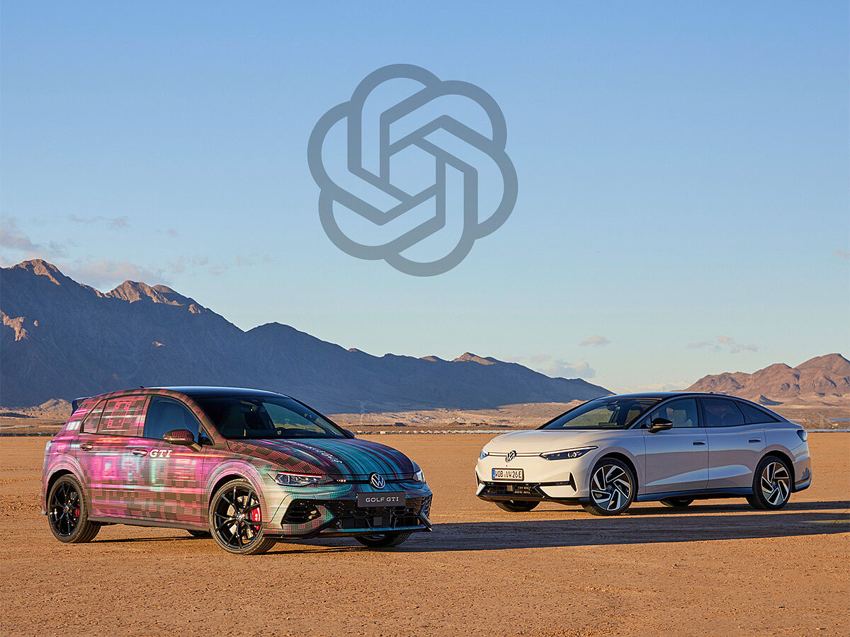 ID. Fahrzeuge mit ChatGPT Logo in der Wüste