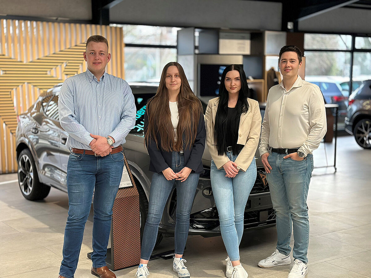 Gruppenfoto der übernommenen Azubis des Autohaus Kempen in Meckenheim