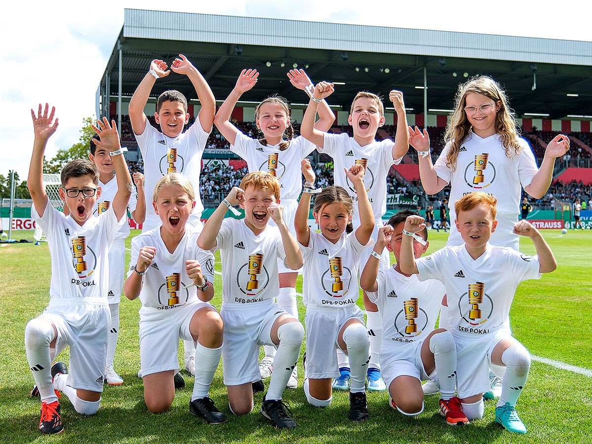 Die jungen Fußballfans durften als Einlaufkinder beim DFB-Pokal Spiel einlaufen.