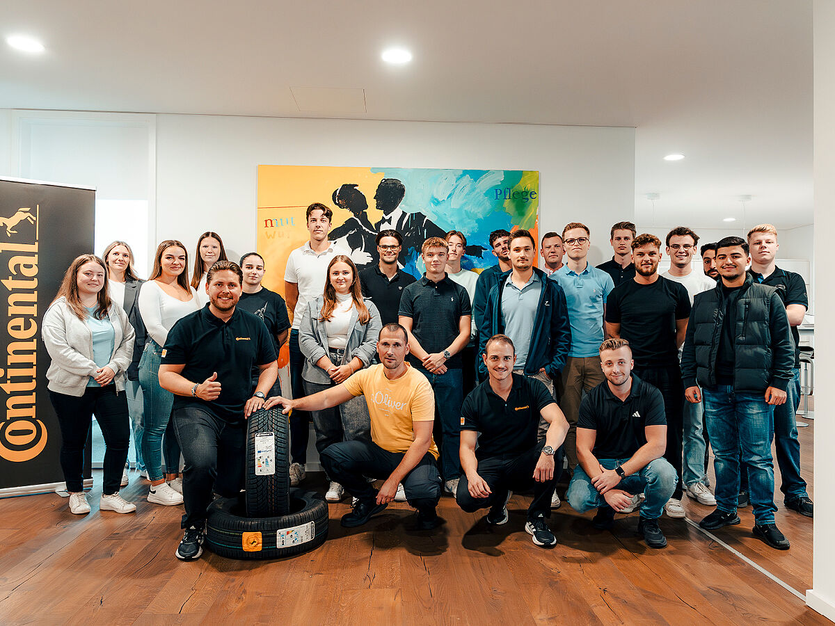 Kaufmännische Auszubildende der LöhrGruppe beim Continental Reifen-Workshop
