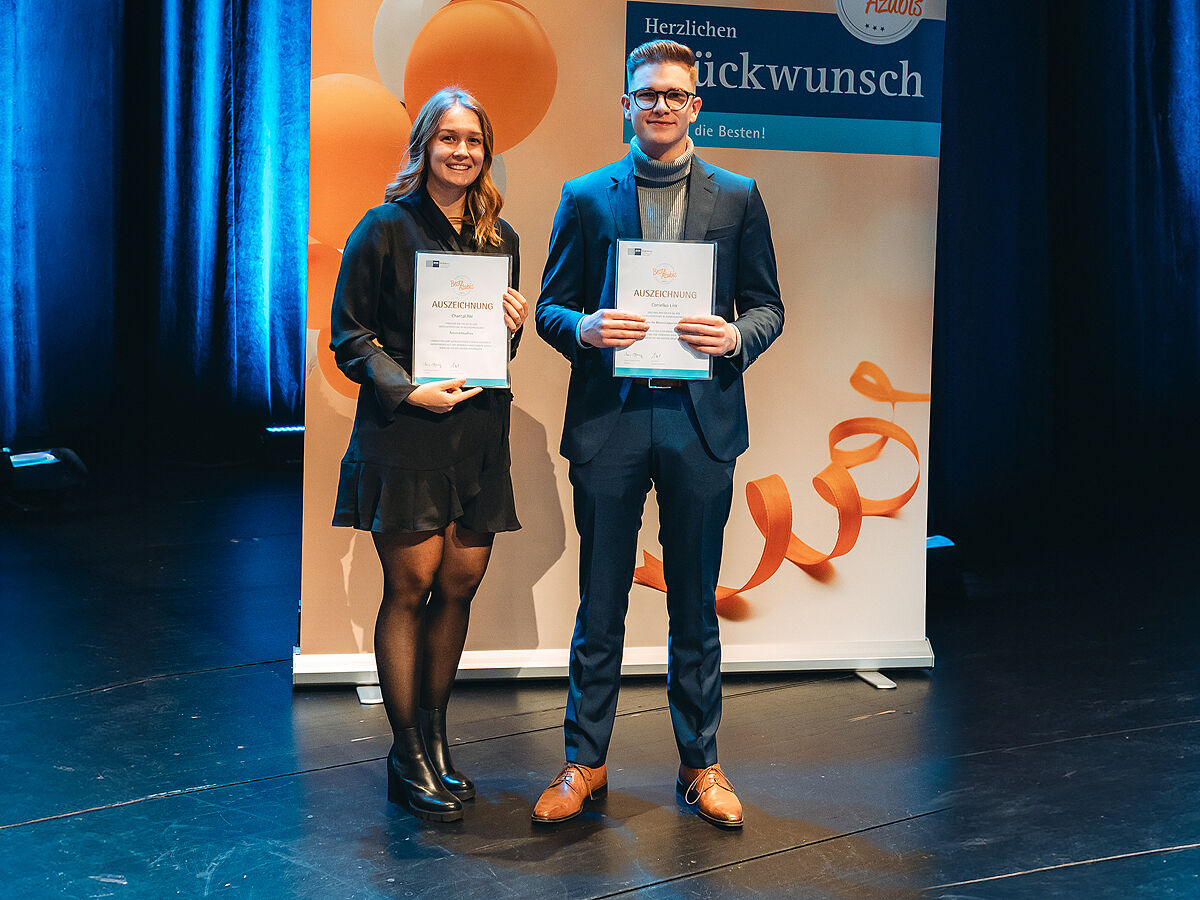 Foto der geehrten Besten Azubis vor der IHK Koblenz