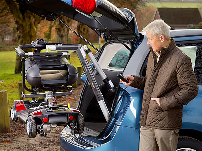 VW Touran mit Rollstuhl-Verladekran