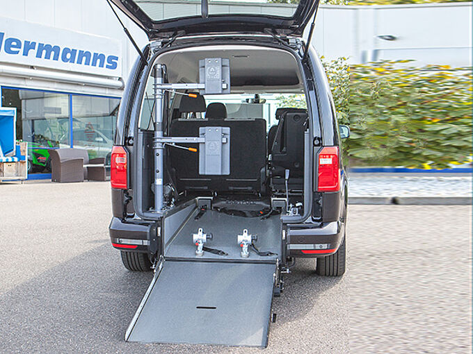 Behindertenumbau VW Caddy Heckausschnitt und Rampe