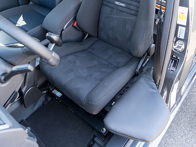 Orthopädischer Sitz mit seitlich angebrachtem Rutschbrett