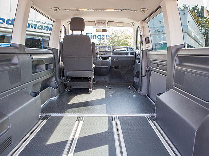 VW Transporter T6.1 mit Bodenbegradigung für Selbstfahrer