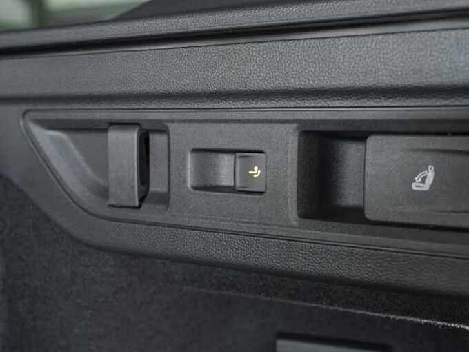 Volkswagen Passat 2,0 l TDI 4MOTION DSG R-Line AHK LEDER WP 