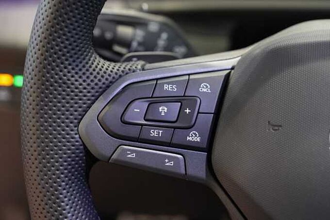 Volkswagen T-Roc 1.5 l eTSI DSG R-Line NAVI Technik-Paket 