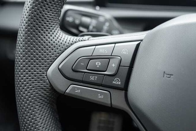 Volkswagen T-Roc 1.5 l eTSI DSG R-Line NAVI Technik-Paket 