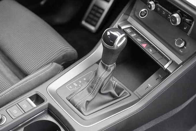 Audi Q3 45 TFSIe S tronic / Navi Plus / LED / RFK 