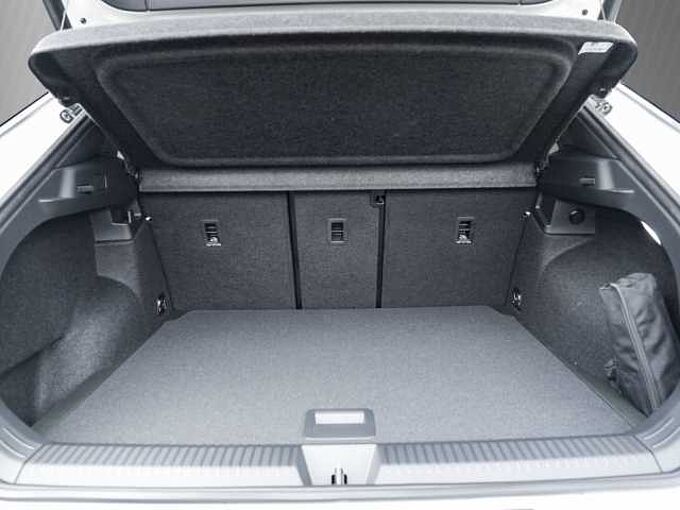 Volkswagen T-Roc 1.5 l eTSI OPF DSG R-Line VSA 