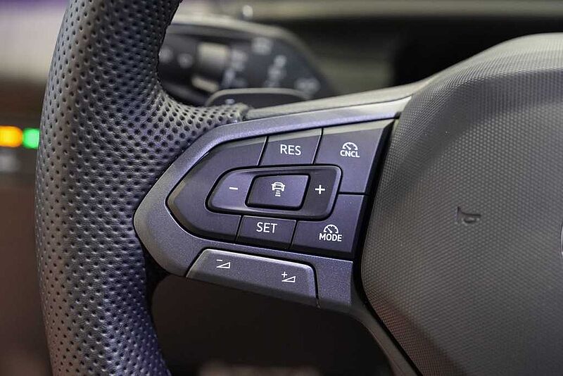 VW T-Roc 1.5 l eTSI DSG R-Line NAVI Technik-Paket