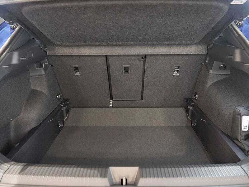 VW T-Roc 1.5 l eTSI DSG R-Line NAVI Technik-Paket