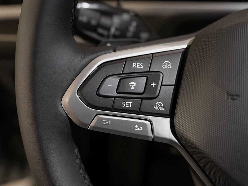 VW Passat 1,5 l eHybrid OPF DSG Elegance VAL