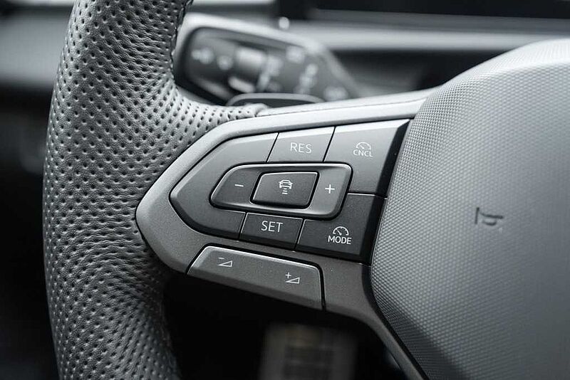 VW T-Roc 1.5 l eTSI DSG R-Line NAVI Technik-Paket