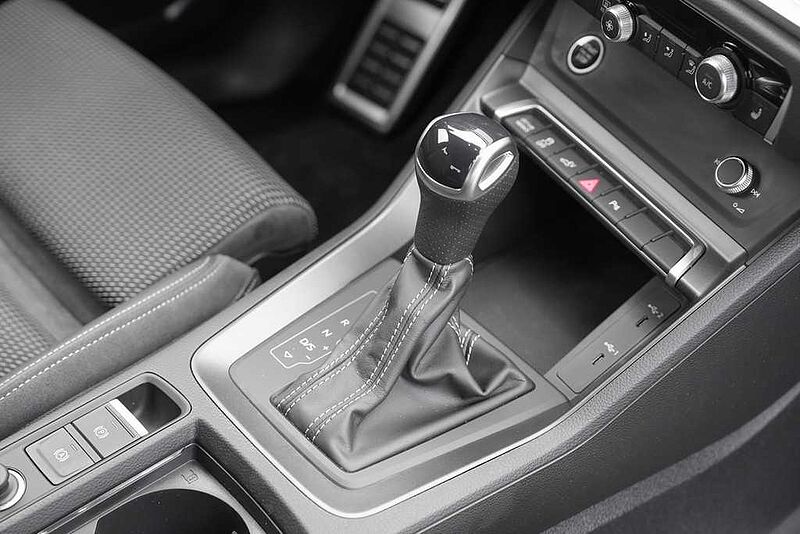 Audi Q3 45 TFSIe S tronic / Navi Plus / LED / RFK