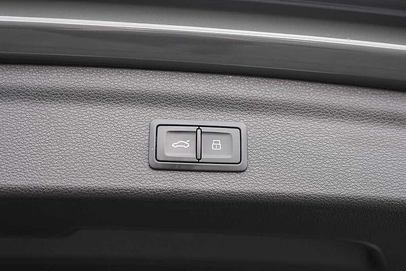 Audi Q3 45 TFSIe S tronic / Navi Plus / LED / RFK