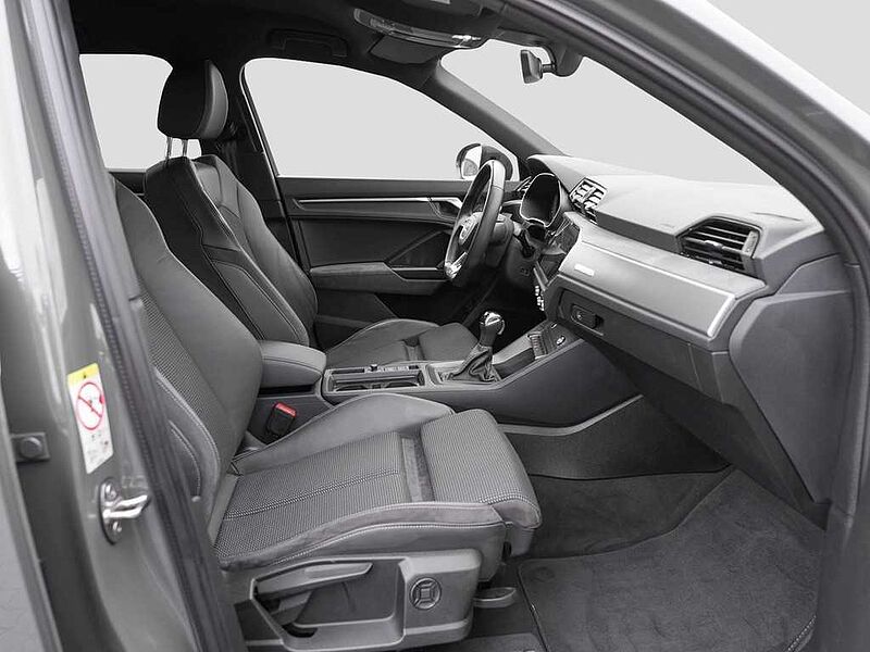 Audi Q3 45 TFSIe S tronic / Navi Plus / LED / RFK