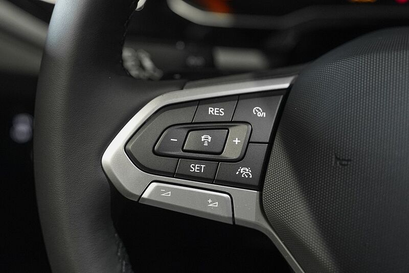 VW Polo 1,0 l TSI DSG R-Line NAVI Technik-Paket WR