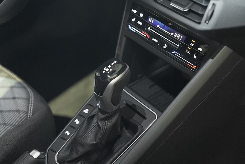 VW Polo 1,0 l TSI DSG R-Line NAVI Technik-Paket WR