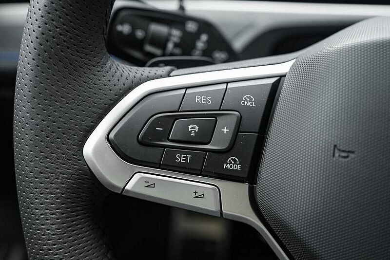VW Passat 2,0 l TDI SCR DSG R-line VAL